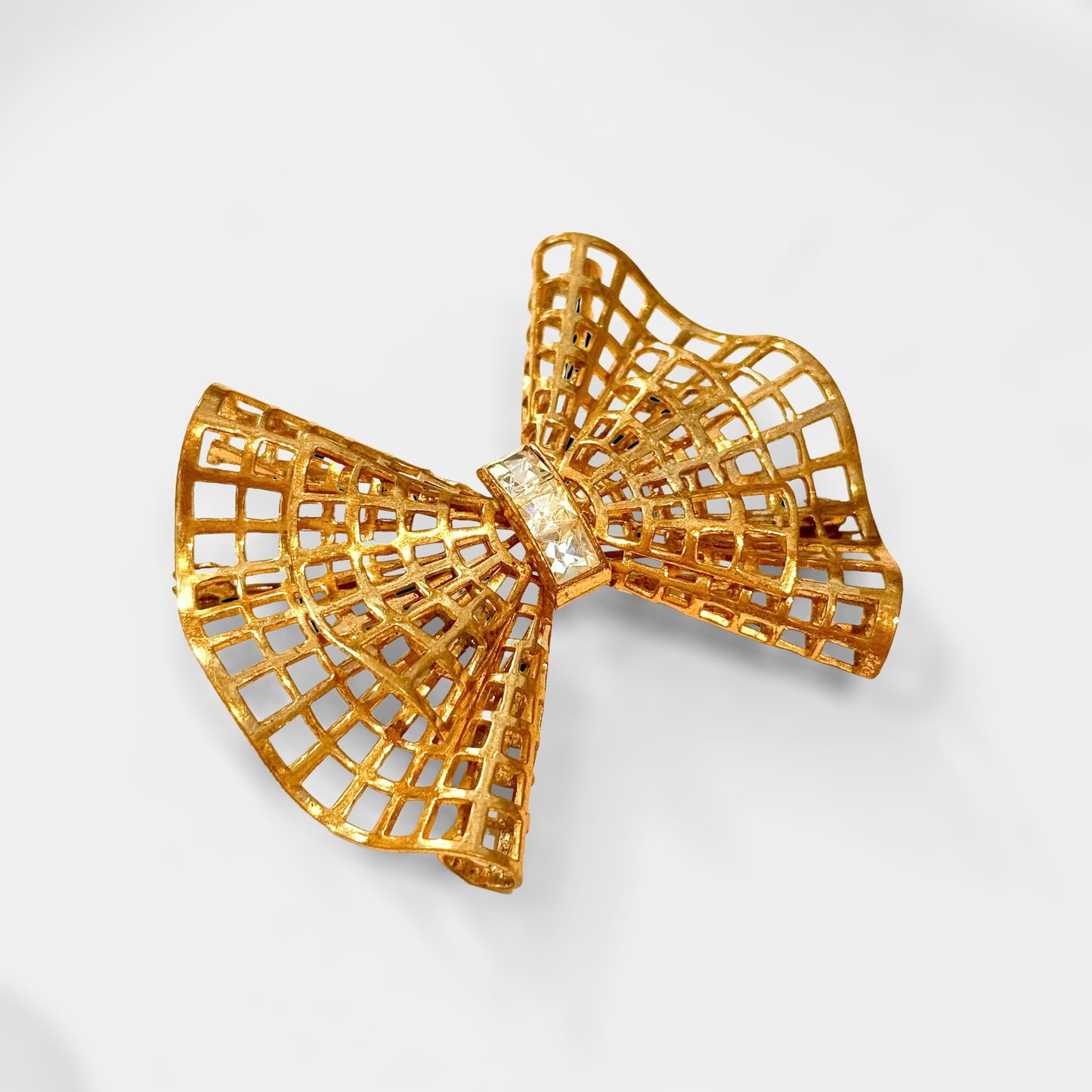 Amazing bow brooch