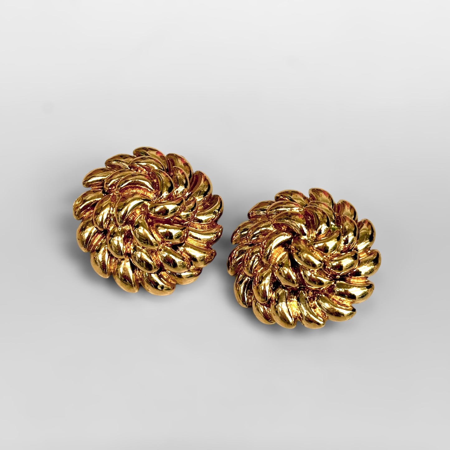 Beautiful round and shiny golden earrings 80s