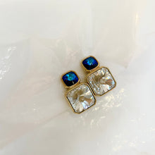 Load image into Gallery viewer, Splendid princess-cut white and blue two-diamond earrings