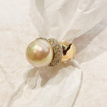 Load image into Gallery viewer, Voluminous ring with a large paved pearl