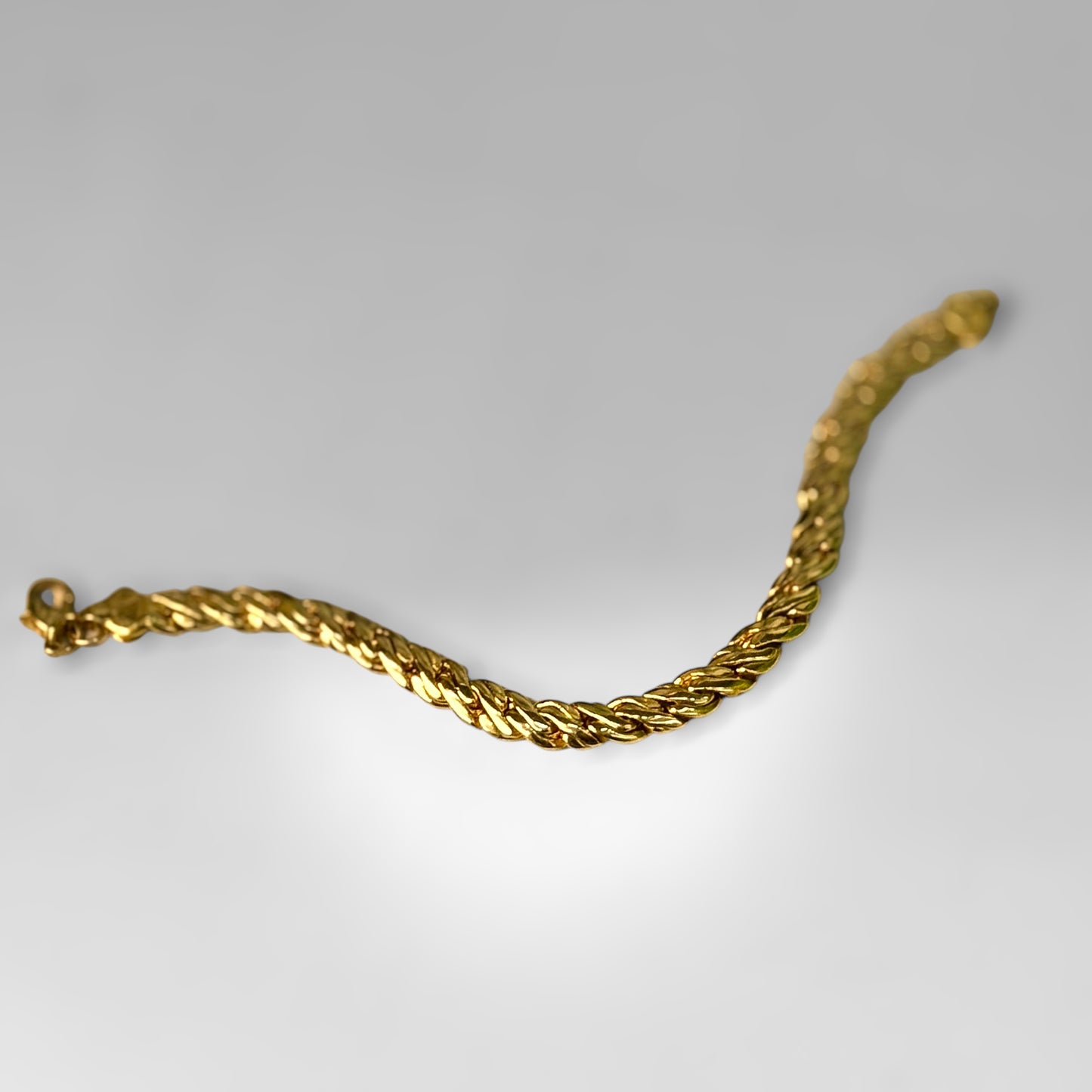 Cute snake bracelet finely worked