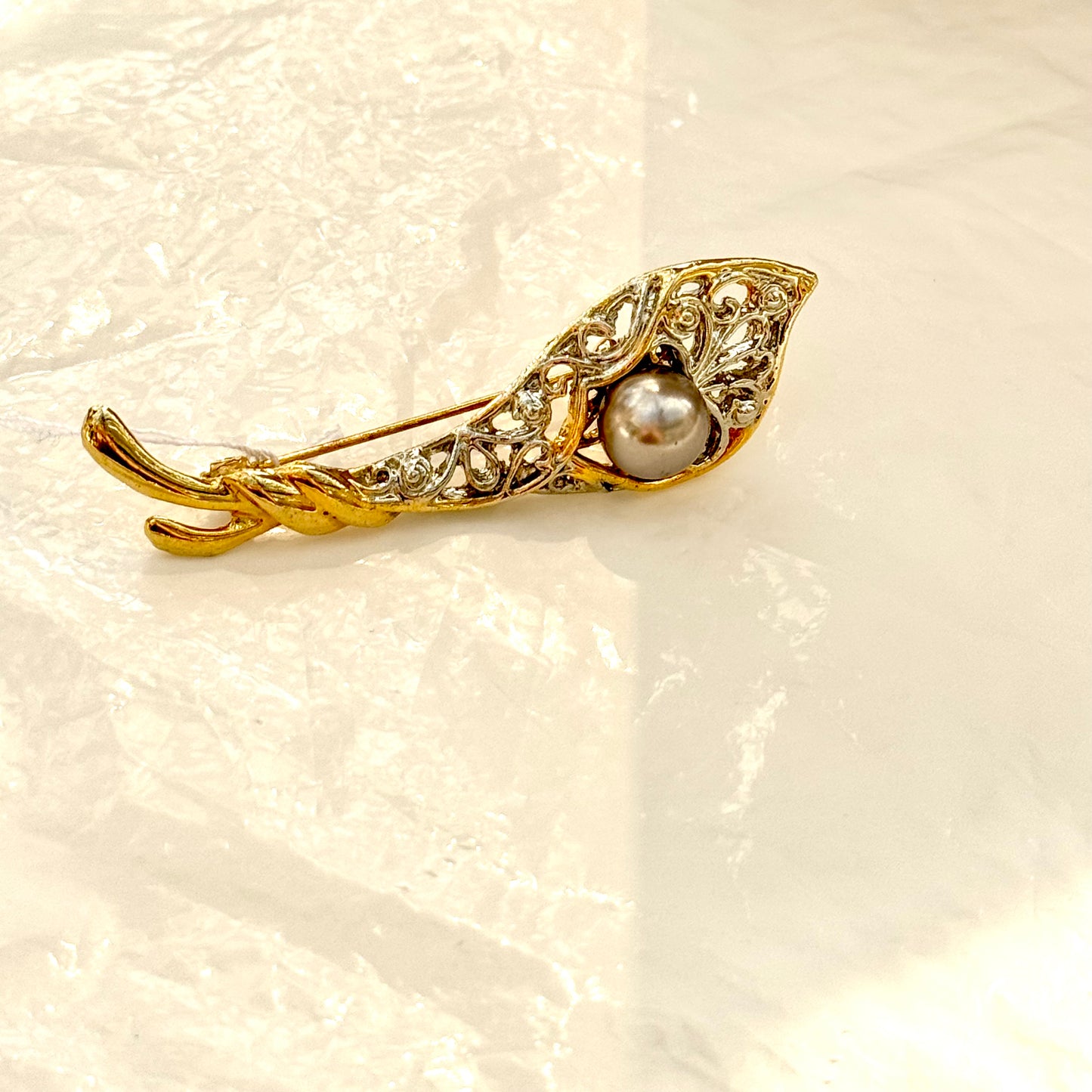 Baguette brooch with dark pearl and arabesques