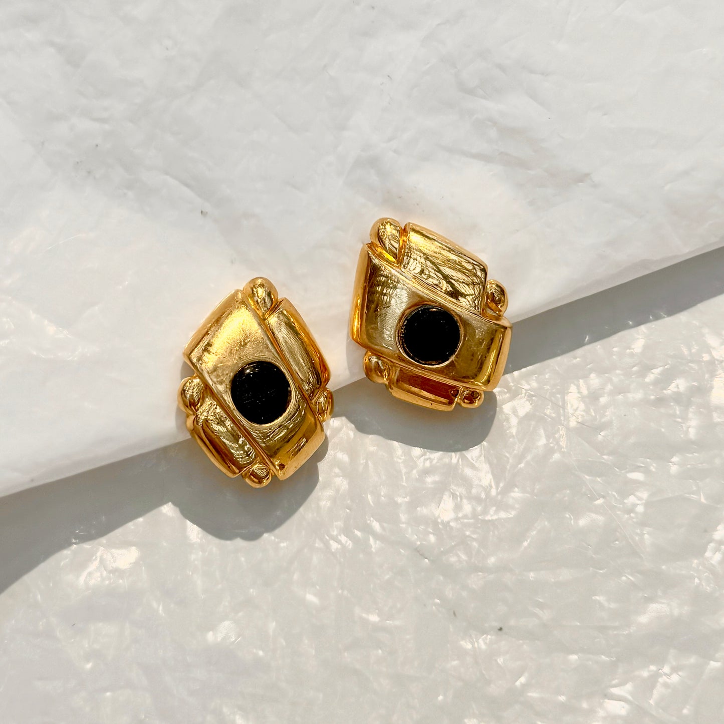 Boucles or cabochon noir