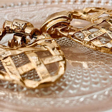 Charger l&#39;image dans la galerie, Imposantes boucles dorées pendantes quadrillage ajouré
