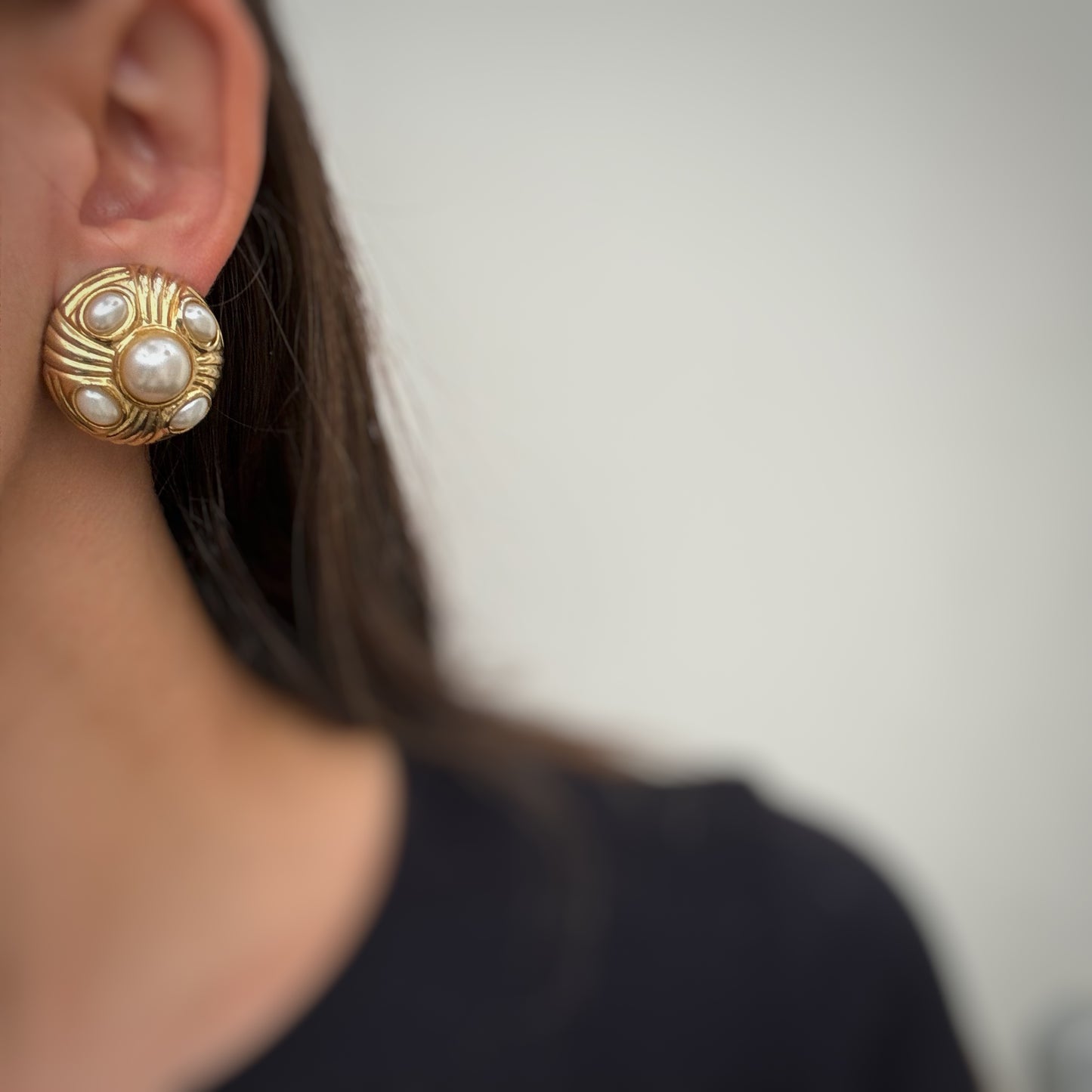 Round five pearls earrings