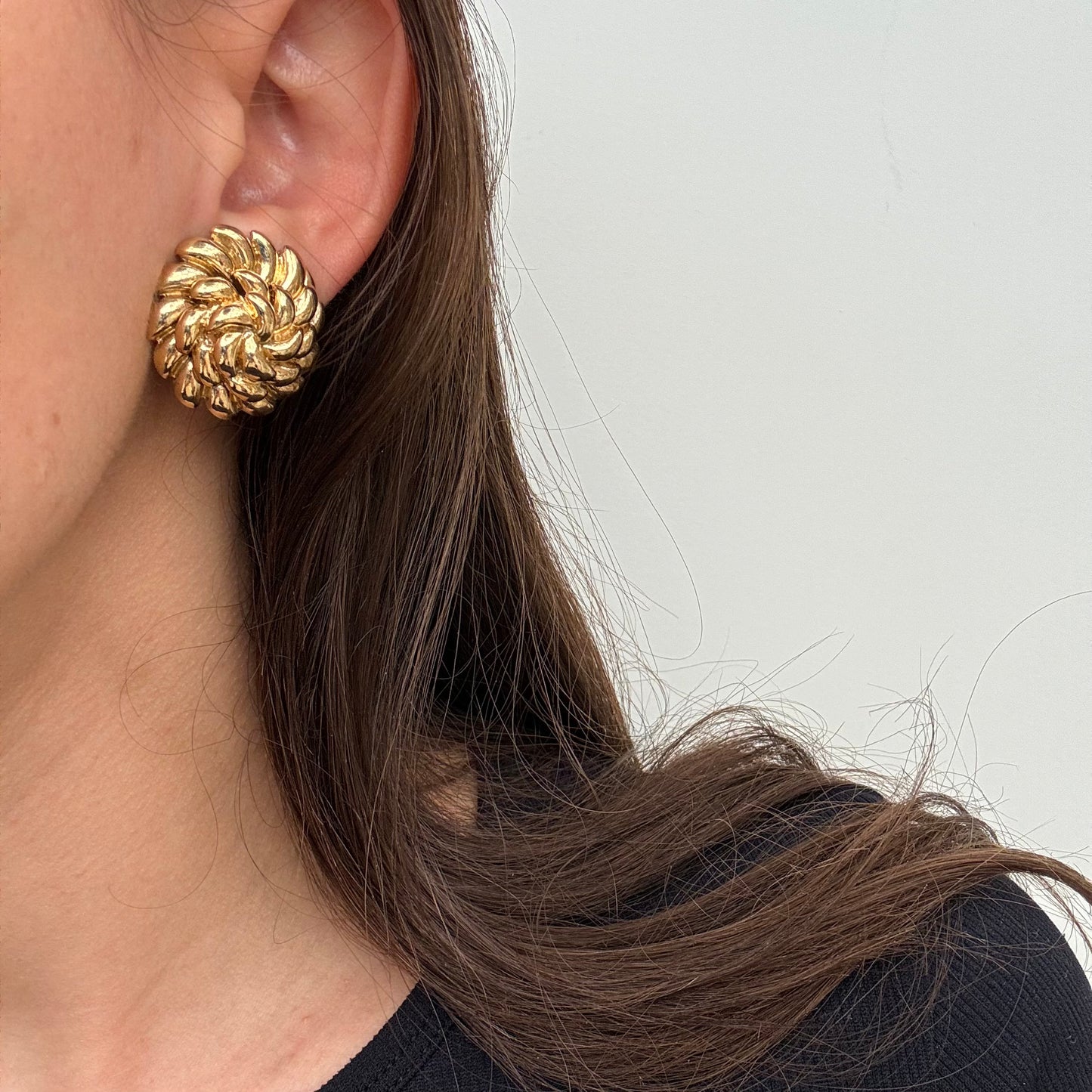 Beautiful round and shiny golden earrings 80s