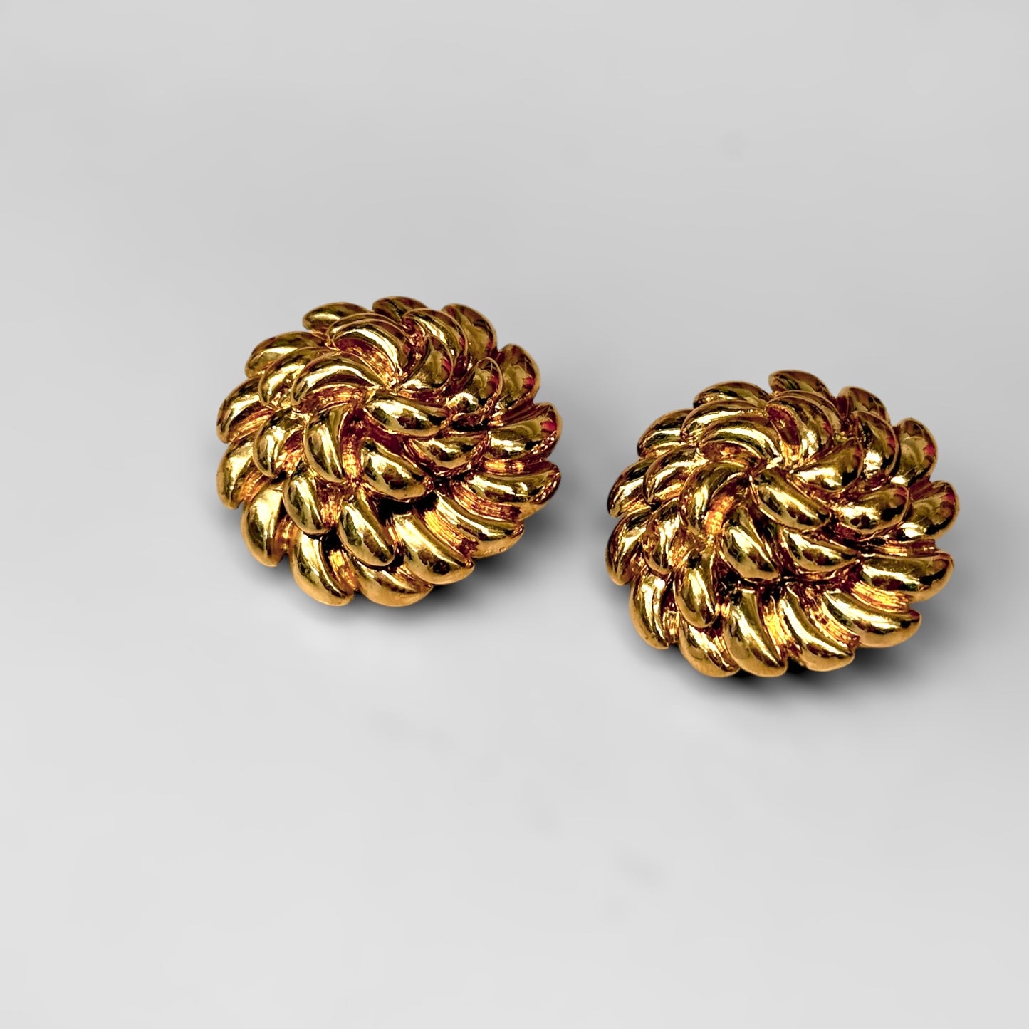 Beautiful round and shiny golden earrings 80s