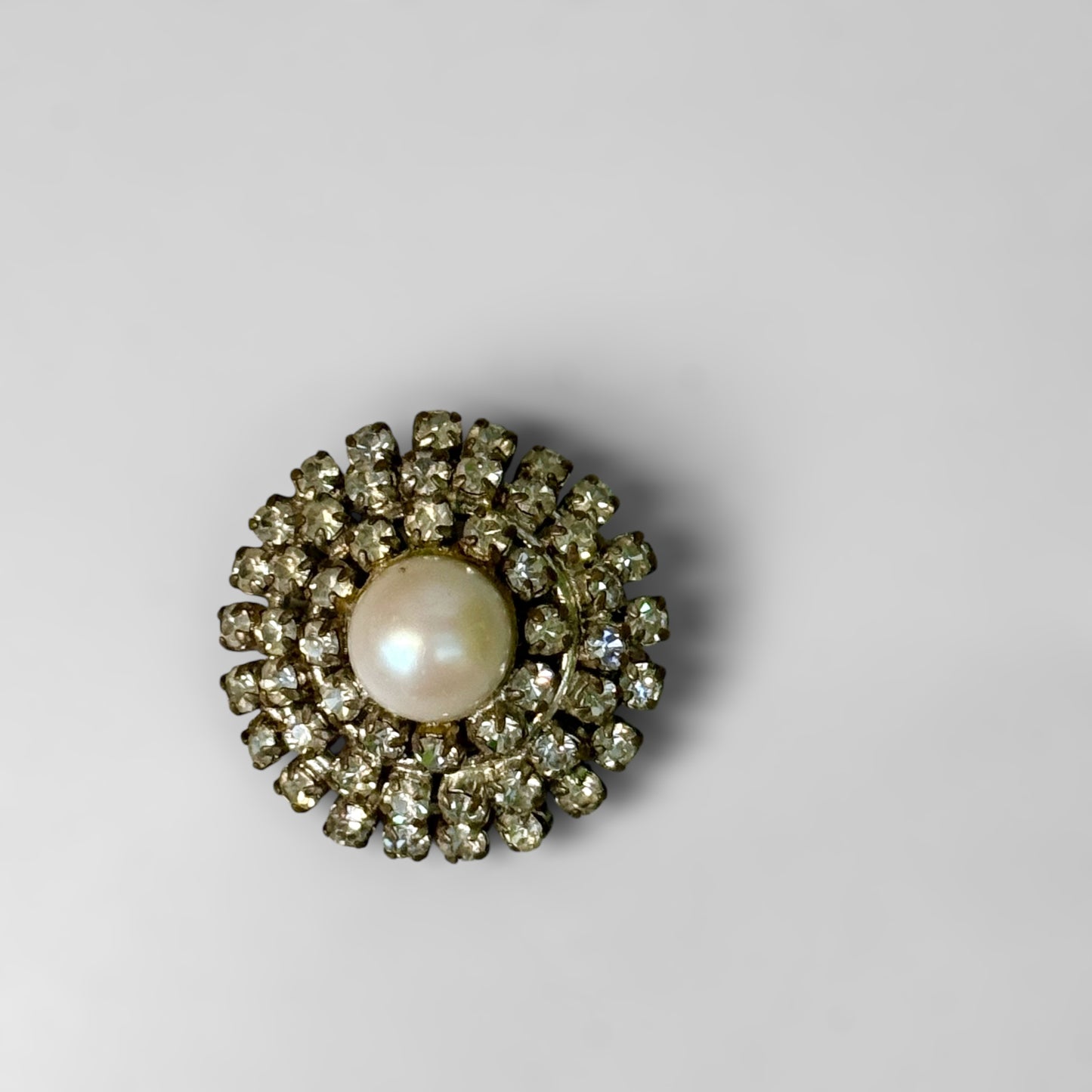 Full diam round brooch with pearl