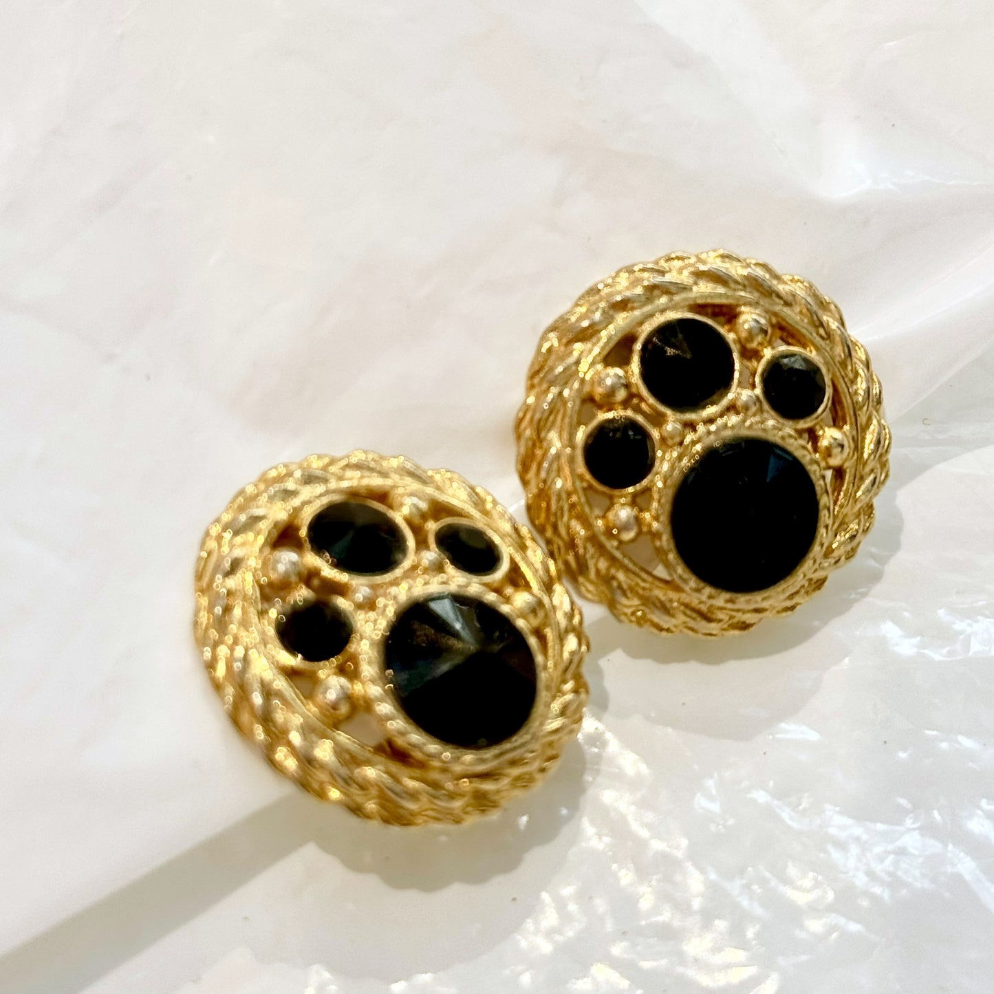 Beautiful round earrings black diamonds