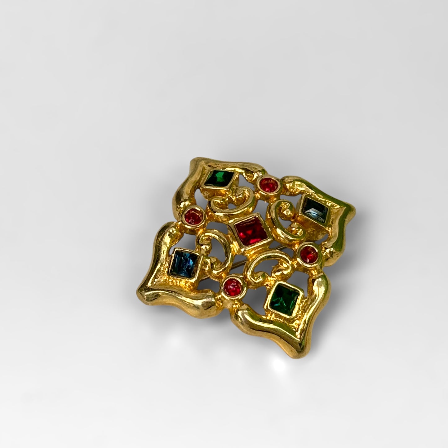 Brooch arabesques and square diamonds