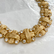 Load image into Gallery viewer, Incroyable collier croix d&#39;or et diamants
