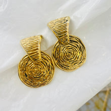 Load image into Gallery viewer, Pretty golden triangle and round hanging earrings