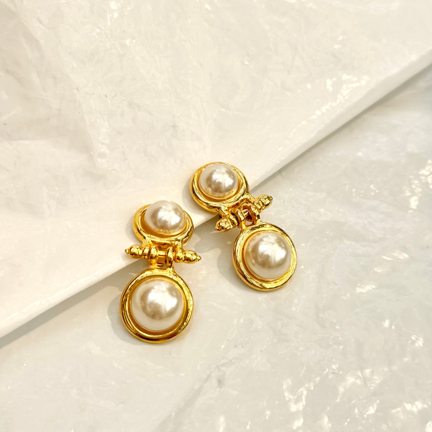 Jolies boucles pendantes. deux perles