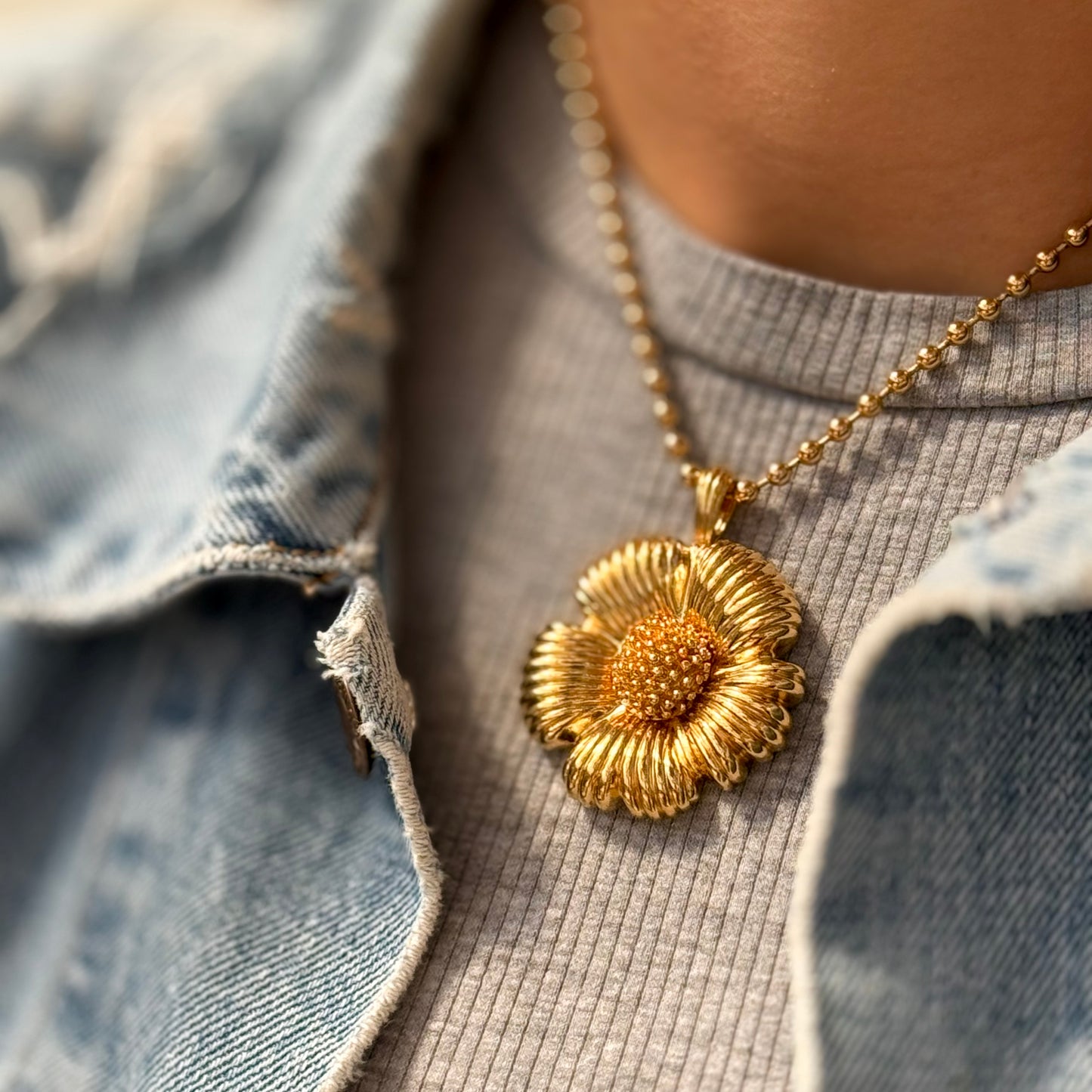 Adorable flower necklace