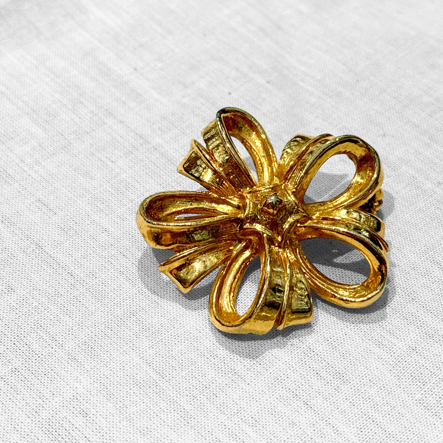 Bow flower brooch