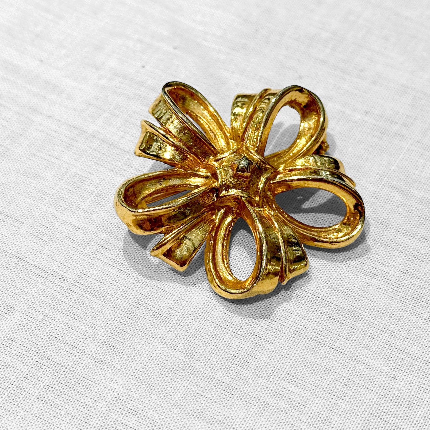 Bow flower brooch