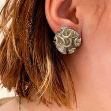 Load image into Gallery viewer, 80s silver flower earrings