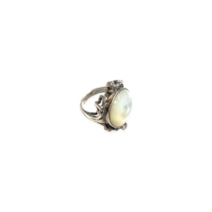 Round silver and mother-of-pearl ring with illuminations