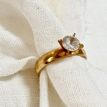 Load the image in the gallery, Ring of gold a diamond set volume
