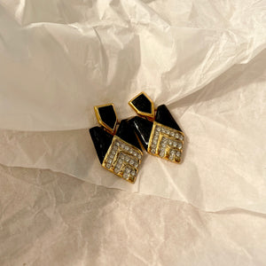 Sublime black dangling earrings with geometric patterns
