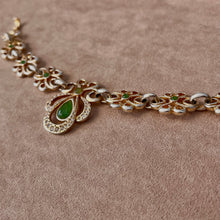 Charger l&#39;image dans la galerie, Joli bracelet travaillé style oriental pierres vertes et figure centrale
