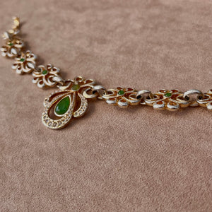 Joli bracelet travaillé style oriental pierres vertes et figure centrale
