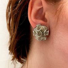 Load image into Gallery viewer, 80s silver flower earrings