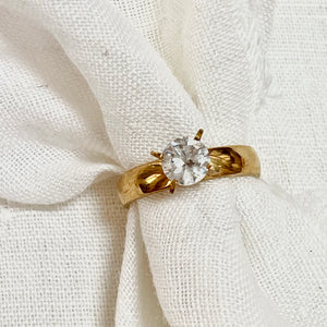 Gold ring with volume-set diamond
