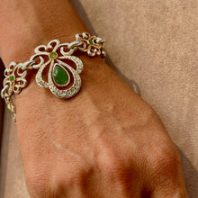 Charger l&#39;image dans la galerie, Joli bracelet travaillé style oriental pierres vertes et figure centrale
