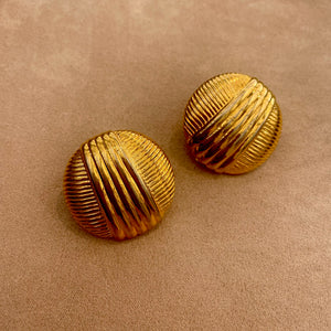 Golden round earrings with geometric patterns