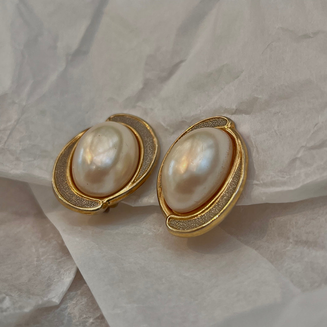 Jolies boucles perle blanche cerclée or et argent