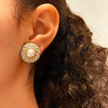 Load the image in the gallery, Central pearl earrings with white and gold sparkles