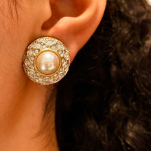 Load the image in the gallery, Central pearl earrings with white and gold sparkles
