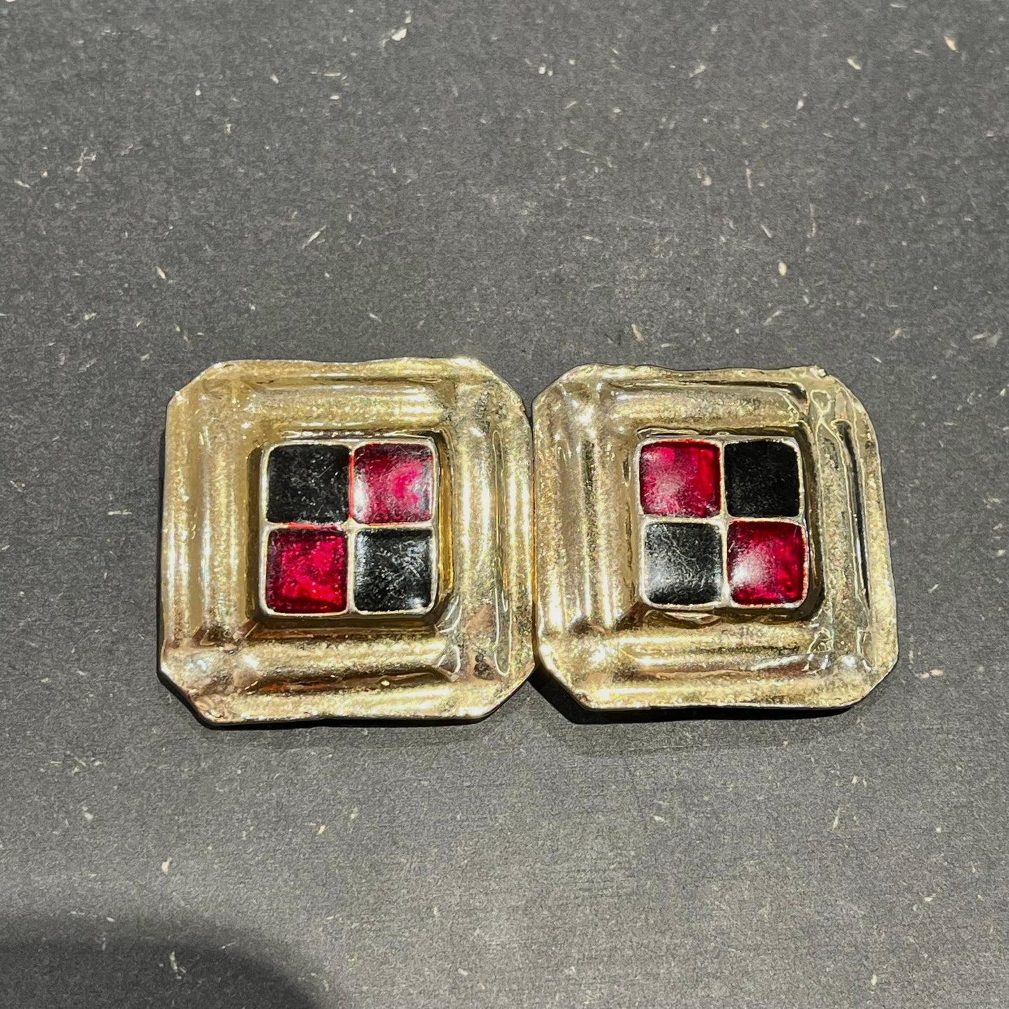 Boucles carrées damier rouge et noir