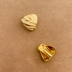 Boucles triangulaires blanches tigrrrées