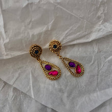 Load image into Gallery viewer, Très belles boucles pendantes cabochons roses et violets
