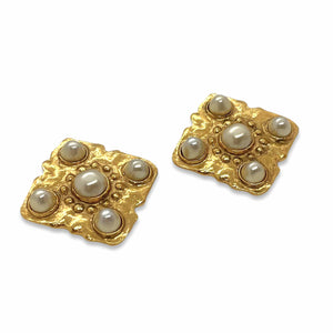 Boucles d'oreilles Chanel carré doré abstrait 5 perles blanches Vintages de chez GIGI PARIS