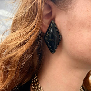 Boucles d'oreilles imposantes Nina Ricci losange noir métal vintages De chez GIGI PARIS