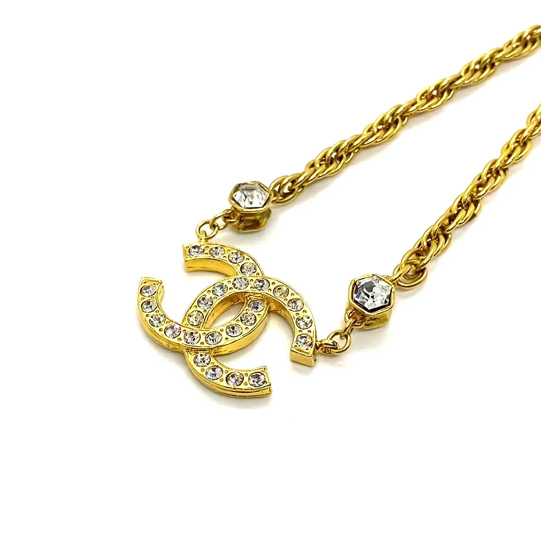 Sublime collier Chanel vintage logo CC et diamants vintage de chez GIGI PARIS