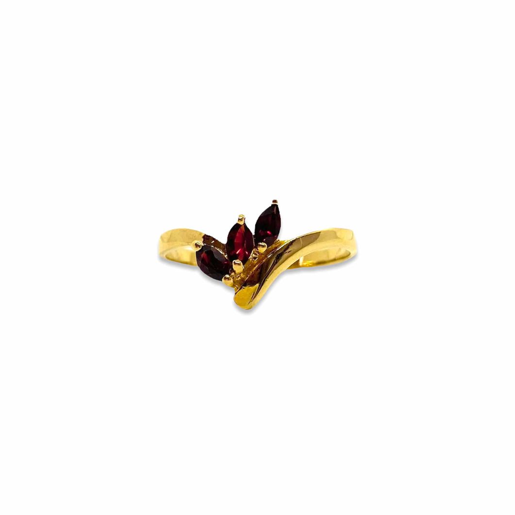 Bague fine dorée 3 rubis faux vintage de chez GIGI PARIS