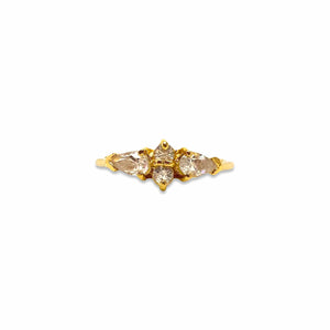 Bague fine dorée symétriques 4 diamants faux vintage de chez GIGI PARIS