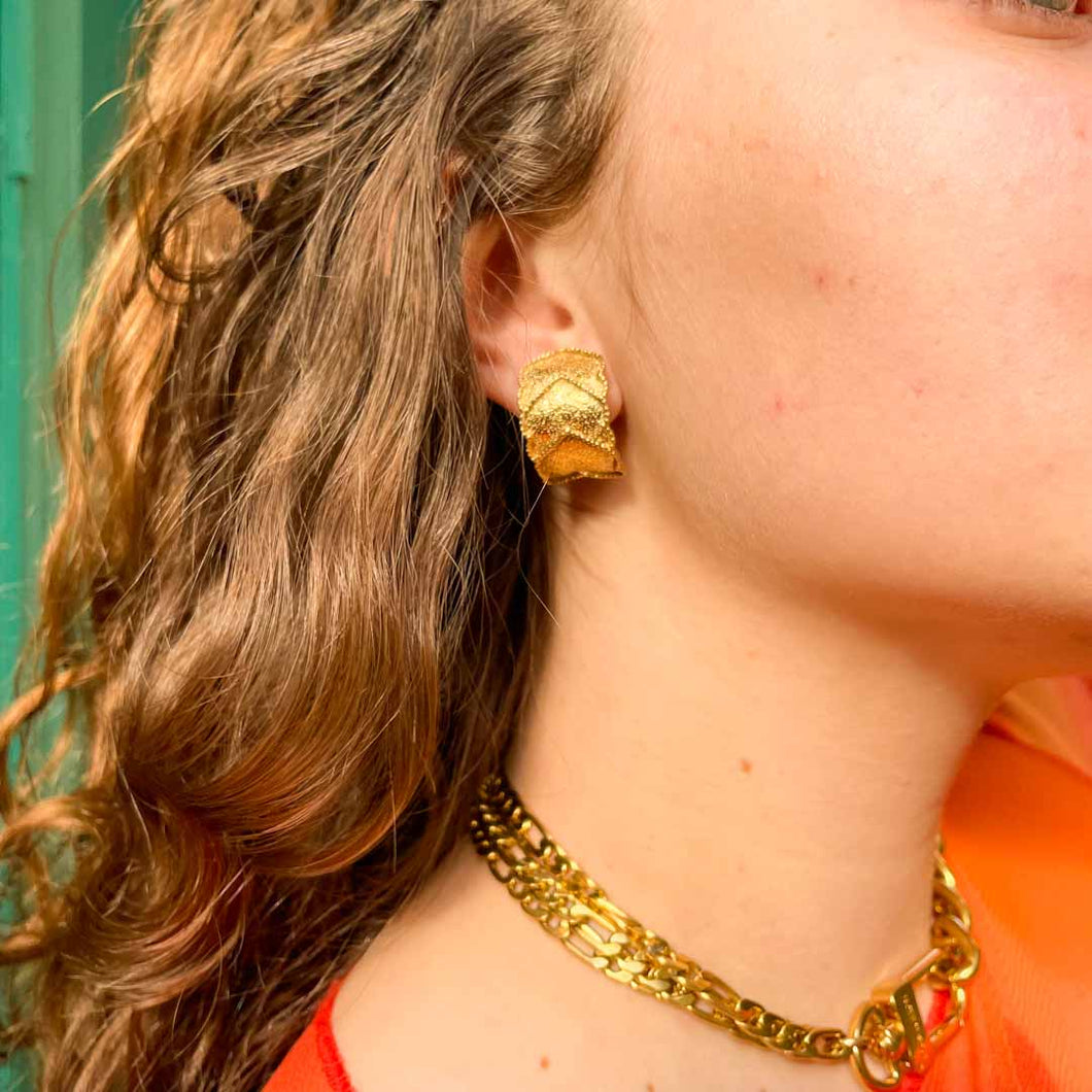 Boucles d'oreilles créoles dorées triangles martelés vintage de chez GIGI PARIS