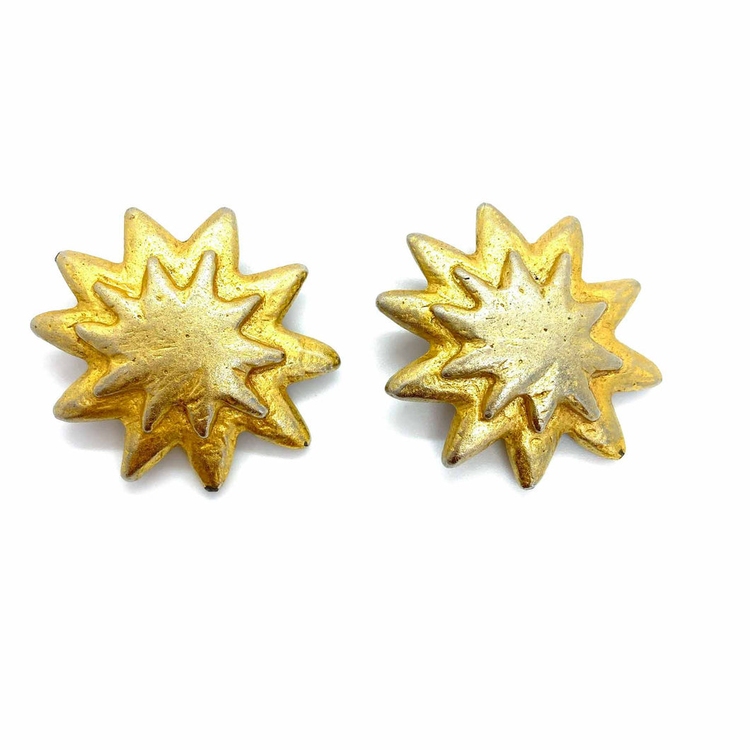 Boucles d'oreilles imposantes deux étoiles abstraites de chez GIGI PARIS