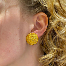 Charger l&#39;image dans la galerie, Boucles d&#39;oreilles rondes dorées dentelle florale
