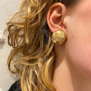 Golden round earrings and splinters