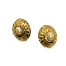 Charger l&#39;image dans la galerie, Boucles d&#39;oreilles vintage perle cerclage floral
