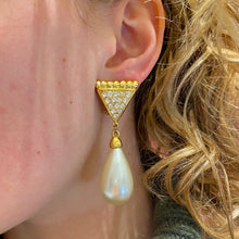 Load image into Gallery viewer, Boucles pendantes perle en goutte et diamants
