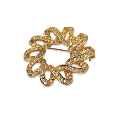 Load image into Gallery viewer, Broche ronde ajourée tressage d&#39;or et strass
