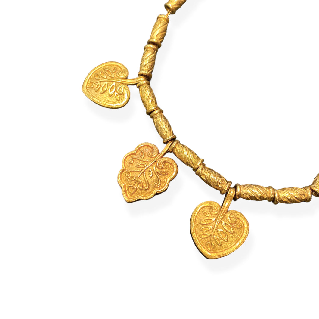 Collier dorées perles longues pampilles florales