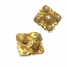 Load image into Gallery viewer, Boucles d&#39;oreilles Chanel carré doré abstrait 5 perles blanches Vintages de chez GIGI PARIS
